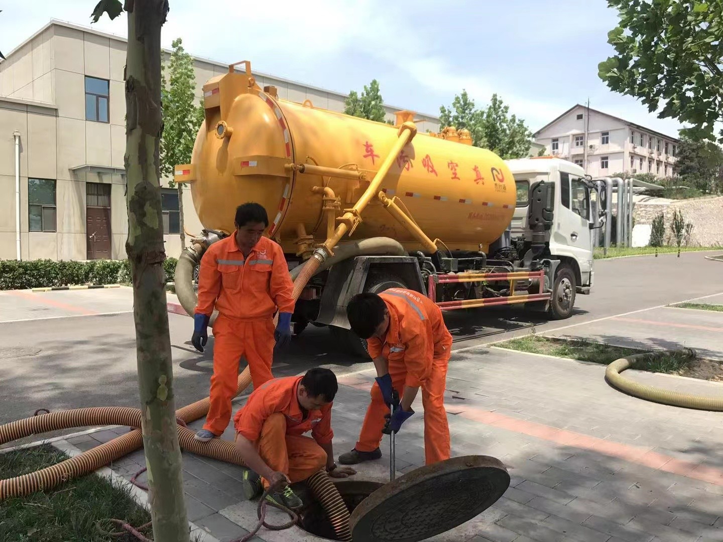 七星关管道疏通车停在窨井附近