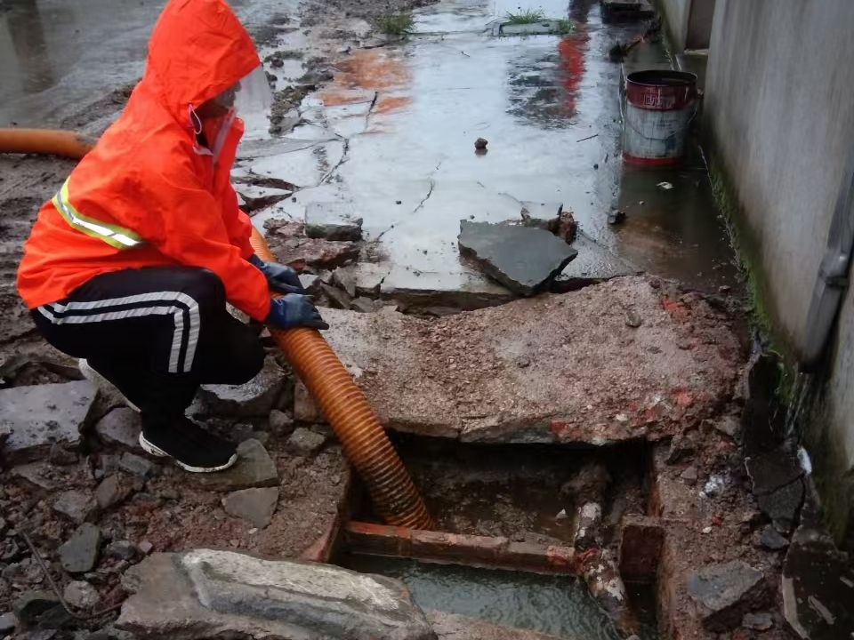 七星关专业清理污水池 炜誉市政以规范流程守护城市 “肠道”